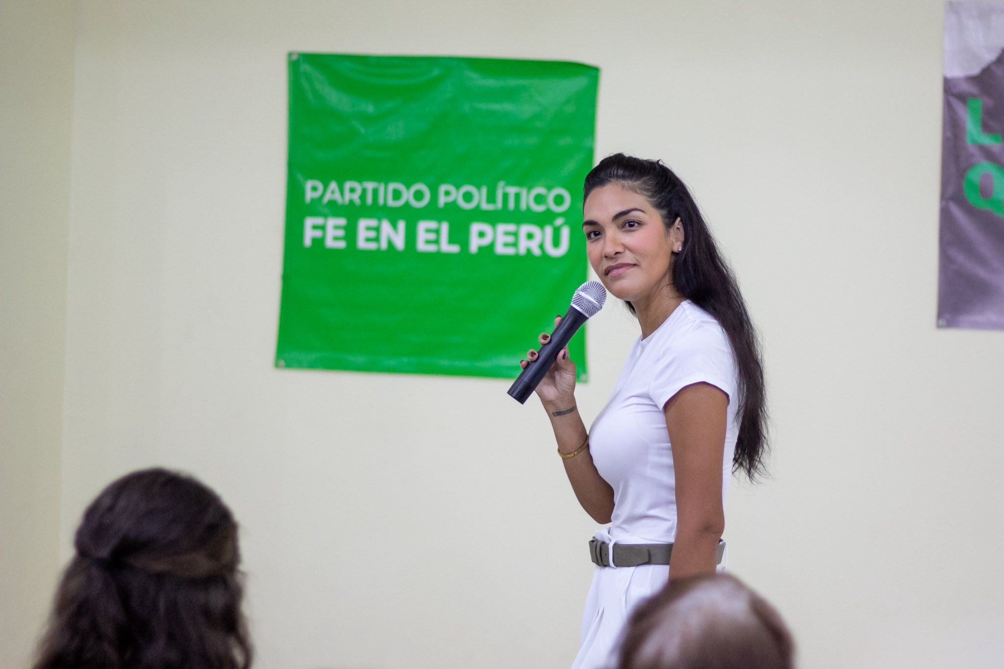María Pía Paz de la Barra dirigiéndose a vecinos